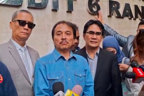 Pakar telematika Roy Suryo menjalani pemeriksaan di Polda Metro Jaya terkait kasus dugaan ijazah palsu Presiden Jokowi, menjawab 26 pertanyaan seputar riwayat hidup dan pendidikannya.