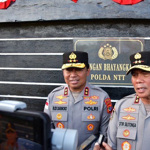 Kepala Kepolisian Daerah Nusa Tenggara Timur Irjen Pol Rudi Darmoko (kiri) (polri.go.id)