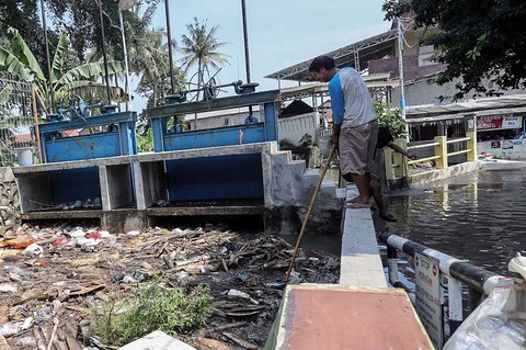 Sampah yang menyumbat aliran sungai  di kawasan Kampung Makasar, Jakarta Timur, Senin (07/07/2025).