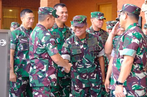 Panglima Koops Udara Nasional (Pangkoopsudnas) Marsda TNI Minggit Tribowo menghadiri upacara pelepasan keberangkatan pasukan TNI Kontingen Patriot II ke Perancis di Lanud Halim Perdanakusuma, Jakarta, Minggu (6/7/2025).