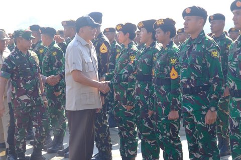 Menteri Pertahanan Sjafrie Sjamsoeddin melakukan inspeksi pasukan selama upacara pelepasan keberangkatan pasukan TNI Kontingen Patriot II ke Perancis di Lanud Halim Perdanakusuma, Jakarta, Minggu (6/7/2025).