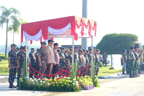 Menteri Pertahanan Syafrie Syamsuddin, Panglima TNI Jenderal Agus Subiyanto, dan Kapolri Jenderal Pol Listyo Sigit Prabowo selama upacara pelepasan keberangkatan pasukan TNI Kontingen Patriot II ke Perancis di Lanud Halim Perdanakusuma, Jakarta, Minggu (6/7/2025).