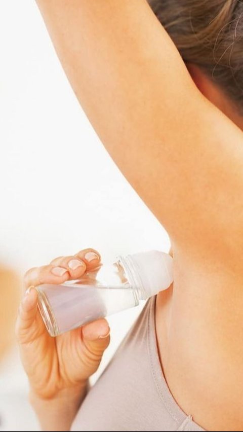 Cara memilih deodorant dengan tepat untuk mengatasi bau ketiak.