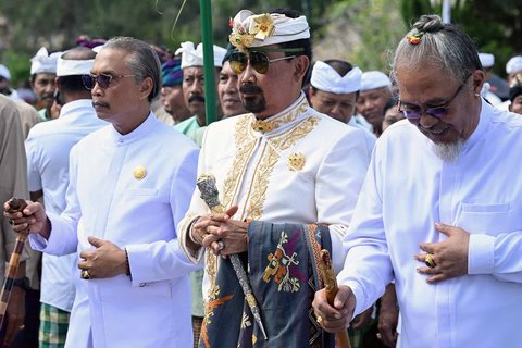 Anak Agung Gde Agung berjalan saat upacara penobatannya sebagai Ida Cokorda (raja) Mengwi ke-13, di Mangupura, Kabupaten Badung, Bali Senin (07/07/2025).