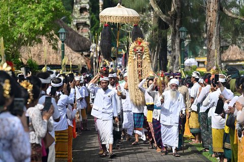 Warga adat menyaksikan prosesi upacara penobatan Anak Agung Gde Agung sebagai Ida Cokorda (raja) Mengwi ke-13, di Pura Taman Ayun di Mangupura, Kabupaten Badung, Bali Senin (07/07/2025).