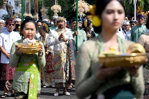 Anak Agung Gde Agung berjalan saat upacara penobatannya sebagai Ida Cokorda (raja) Mengwi ke-13, di Mangupura, Kabupaten Badung, Bali Senin (07/07/2025).