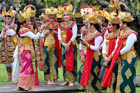 Penari Bali berkumpul untuk upacara penobatan Anak Agung Gde Agung sebagai Ida Cokorda (raja) Mengwi ke-13 di Mangupura, Kabupaten Badung, Bali Senin (07/07/2025).