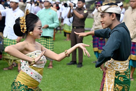 Penari Bali tampil saat upacara penobatan Anak Agung Gde Agung sebagai Ida Cokorda (raja) Mengwi ke-13 di Pura Taman Ayun di Mangupura, Kabupaten Badung, Bali, Senin (07/07/2025).