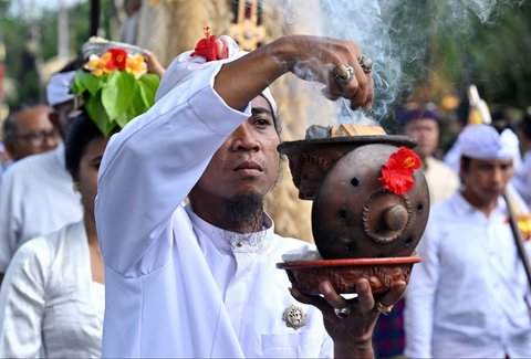 Pemangku  membakar dupa saat prosesi upacara penobatan Anak Agung Gde Agung sebagai Ida Cokorda (raja) Mengwi ke-13 di Pura Taman Ayun di Mangupura, Kabupaten Badung, Bali, Senin (07/07/2025).