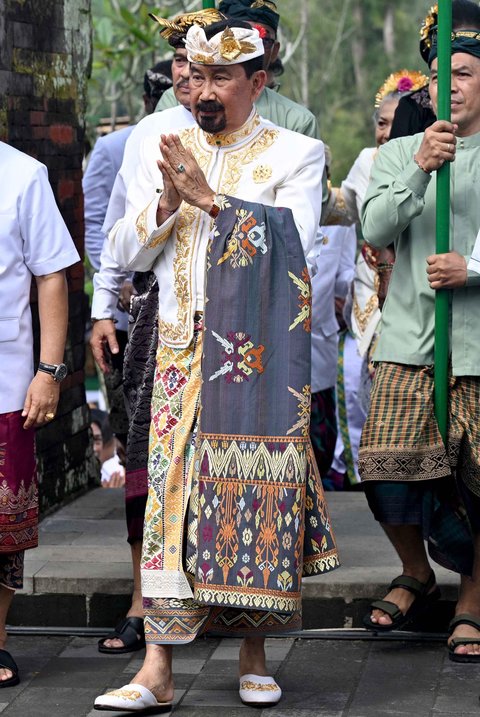 Anak Agung Gde Agung berjalan saat upacara penobatannya sebagai Ida Cokorda (raja) Mengwi ke-13, di Mangupura, Kabupaten Badung, Bali Senin (07/07/2025