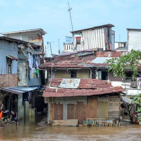Badan Penanggulangan Bencana Daerah (BPBD) DKI Jakarta juga mencatat total 996 warga mengungsi di 17 lokasi berbeda yang tersebar di Jakarta Timur, Jakarta Barat, Jakarta Pusat, dan Jakarta Selatan, Senin (7/7/2025). (BAY ISMOYO/AFP)