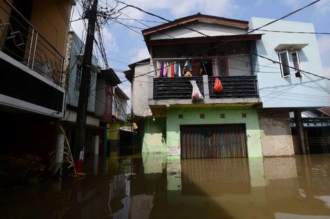 Kondisi banjir yang merendam Kampung Cantiga, Petir, Cipondoh, Kota Tangerang, pada Selasa (8/7/2025). Kawasan Tangerang saat ini dikepung banjir akibat meluapnya Kali Angke. Sementara, ketinggian banjir yang merendam Kampung Cantiga mencapai 1,8 meter.