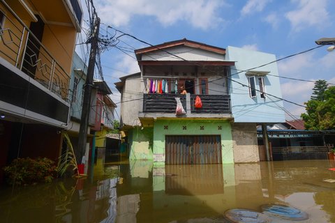 Kondisi banjir yang merendam Kampung Cantiga, Petir, Cipondoh, Kota Tangerang, pada Selasa (8/7/2025). Kawasan Tangerang saat ini dikepung banjir akibat meluapnya Kali Angke. Sementara, ketinggian banjir yang merendam Kampung Cantiga mencapai 1,8 meter.