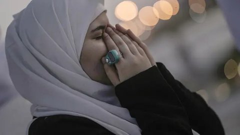 Seorang jemaah haji asal Mesir berdoa di bukit berbatu yang dikenal sebagai Jabal Rahmah, di Dataran Arafah, saat menunaikan ibadah haji tahunan, dekat kota suci Makkah, Arab Saudi, Selasa (