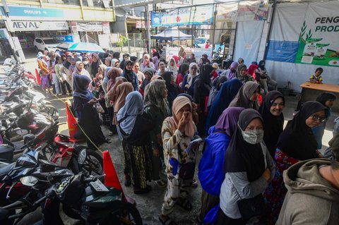 Warga penerima Kartu Jakarta Pintar (KJP) mengantre untuk membeli sembako bersubsidi di mini market Kawasan Duri Kosambi, Jakarta Barat, Selasa (8/7/2025).