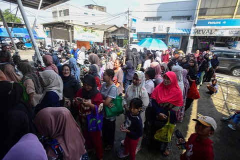 Warga penerima Kartu Jakarta Pintar (KJP) mengantre untuk membeli sembako bersubsidi di mini market Kawasan Duri Kosambi, Jakarta Barat, Selasa (8/7/2025).