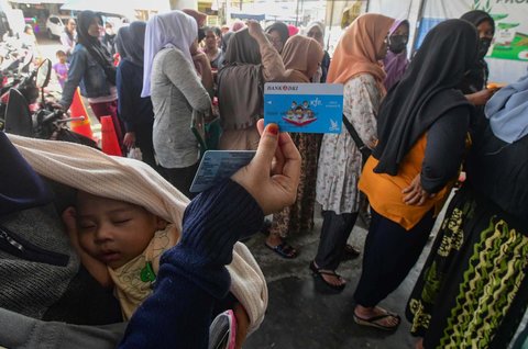 Warga menunjukkan Kartu Jakarta Pintar (KJP) untuk membeli sembako bersubsidi di mini market Kawasan Duri Kosambi, Jakarta Barat, Selasa (8/7/2025). Dinas Pendidikan DKI Jakarta mengumumkan pencairan dana bantuan melalui Kartu Jakarta Pintar (KJP) Plus Tahap 1 2025 secara bertahap dilakukan mulai 8 April 2025 yang dapat digunakan untuk pembelian sembako bersubsidi seperti beras, telur, daging dan susu.