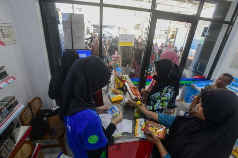 Warga penerima Kartu Jakarta Pintar (KJP) membeli sembako bersubsidi di mini market Kawasan Duri Kosambi, Jakarta Barat, Selasa (8/7/2025). Dinas Pendidikan DKI Jakarta mengumumkan pencairan dana bantuan melalui Kartu Jakarta Pintar (KJP) Plus Tahap 1 2025 secara bertahap dilakukan mulai 8 April 2025 yang dapat digunakan untuk pembelian sembako bersubsidi seperti beras, telur, daging dan susu.