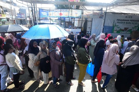 Warga penerima Kartu Jakarta Pintar (KJP) mengantre untuk membeli sembako bersubsidi di mini market Kawasan Duri Kosambi, Jakarta Barat, Selasa (8/7/2025).