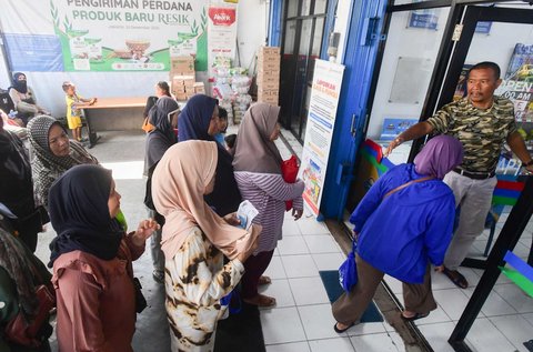 Warga penerima Kartu Jakarta Pintar (KJP) mengantre untuk membeli sembako bersubsidi di mini market Kawasan Duri Kosambi, Jakarta Barat, Selasa (8/7/2025). Dinas Pendidikan DKI Jakarta mengumumkan pencairan dana bantuan melalui Kartu Jakarta Pintar (KJP) Plus Tahap 1 2025 secara bertahap dilakukan mulai 8 April 2025 yang dapat digunakan untuk pembelian sembako bersubsidi seperti beras, telur, daging dan susu.