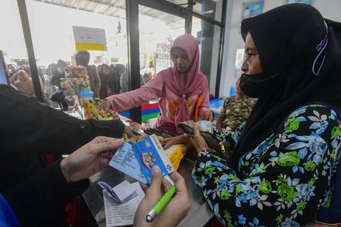 Warga penerima Kartu Jakarta Pintar (KJP) membeli sembako bersubsidi di mini market Kawasan Duri Kosambi, Jakarta Barat, Selasa (8/7/2025).