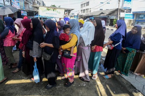 Warga penerima Kartu Jakarta Pintar (KJP) mengantre untuk membeli sembako bersubsidi di mini market Kawasan Duri Kosambi, Jakarta Barat, Selasa (8/7/2025).