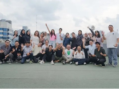 Model Kaus Pink Cantik Luna Maya