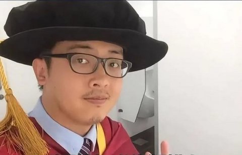 Punya Gelar Doktor dari Oxford University, Pria ini Pilih Jadi Kurir Makanan
