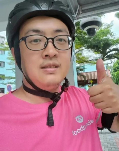 Punya Gelar Doktor dari Oxford University, Pria ini Pilih Jadi Kurir Makanan