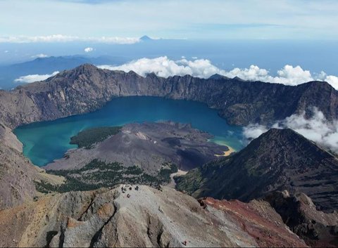 Respons Kemenpar Soal Pendaki Brasil Jatuh di Gunung Rinjani yang Terpantau dalam Kondisi Tidak Bergerak.&nbsp; foto: dok. Kemenpar