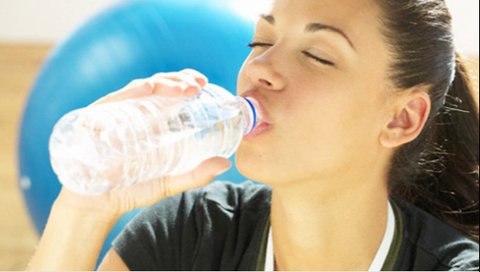 ilustrasi  minum air putih