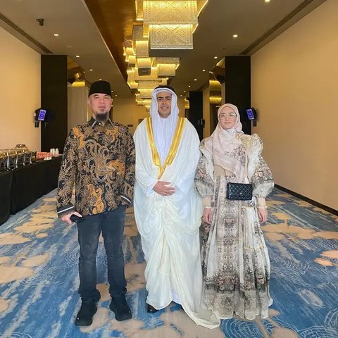 Busana Ahmad Dhani dan Mulan Kondangan di Bali