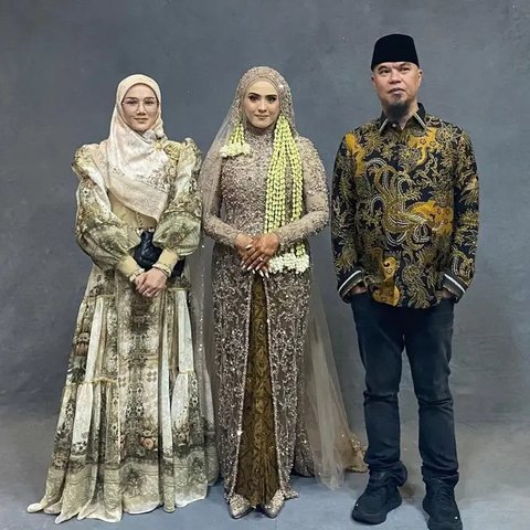 Busana Ahmad Dhani dan Mulan Kondangan di Bali