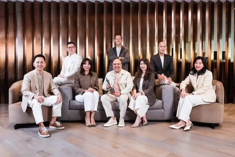 Potret Irwan Mussry dan Tim Kerja