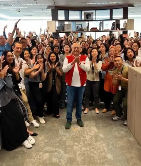 Potret Irwan Mussry dan Tim Kerja