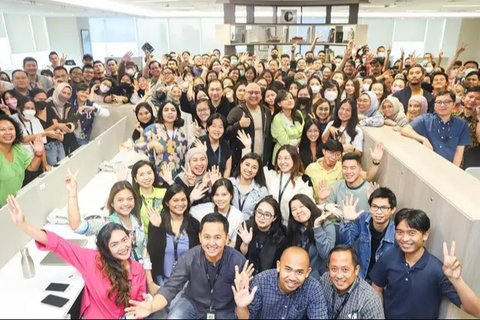 Potret Irwan Mussry dan Tim Kerja