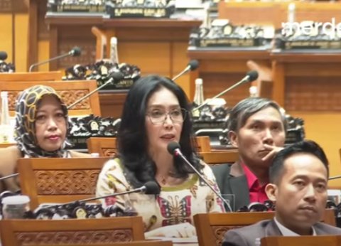 Rieke 'Oneng' Interupsi di Paripurna