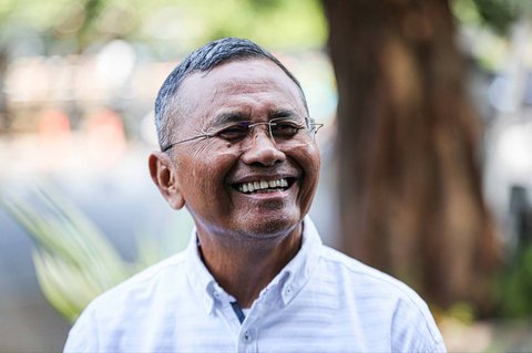 Mantan Menteri Badan Usaha Milik Negara (BUMN) Dahlan Iskan tiba untuk menjalani pemeriksaan di Gedung Merah Putih KPK, Jakarta, Kamis (14/9/2023). Dahlan Iskan diperiksa terkait kasus dugaan rasuah pengadaan gas alam cair atau liquefied natural gas (LNG) di PT Pertamina (Persero) pada 2011-2021.