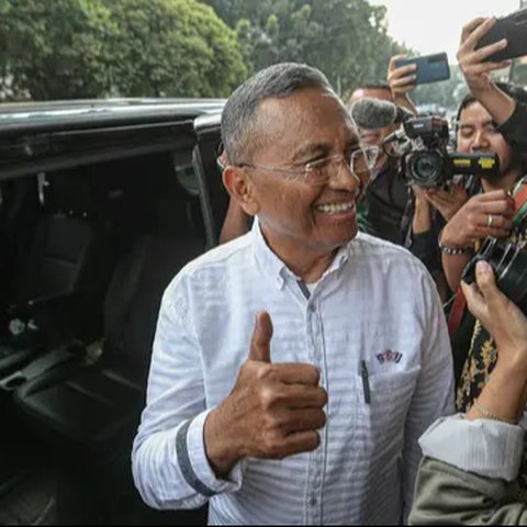 Ekspresi mantan Menteri Badan Usaha Milik Negara (BUMN) Dahlan Iskan saat tiba untuk menjalani pemeriksaan di Gedung Merah Putih KPK, Jakarta, Kamis (14/9/2023). Dahlan Iskan diperiksa terkai