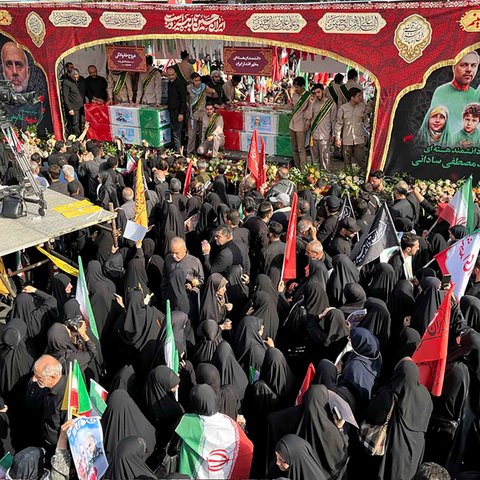 Ribuan warga menghadiri upacara pemakaman para jenderal angkatan bersenjata Iran, ilmuwan nuklir, dan anggota keluarga mereka yang tewas dalam serangan Israel, di Lapangan Revolusi Islam  di Teheran, Iran, Sabtu, (28/06/2025).