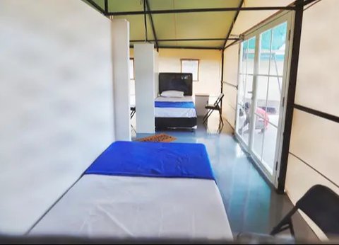 Petugas merapikan tempat tidur untuk calon jemaah haji di Asrama Haji Pondok Gede, Jakarta, Senin (23/5/2022). Asrama Haji Pondok Gede Jakarta siap melayani calon jemaah haji 1443 H/2022 M, y
