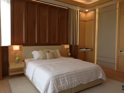Tempat Tidur Simetris dengan Headboard Vertikal Kamar Luna Maya (&copy;YouTube: Luna Maya)