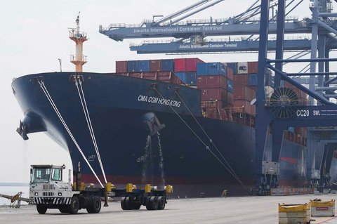 Kesibukan aktivitas bongkar muat kontainer tampak tak surut di Jakarta International Container Terminal (JICT), Tanjung Priok, Jakarta, Rabu (09/07/2025).