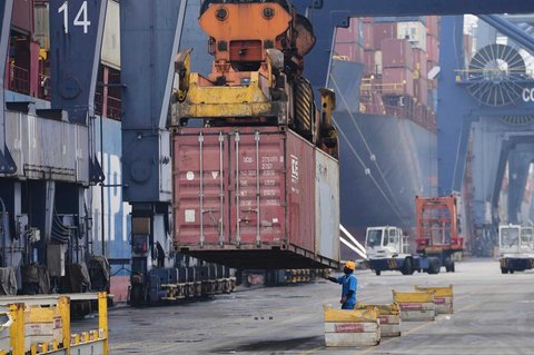 Kesibukan aktivitas bongkar muat kontainer tampak tak surut di Jakarta International Container Terminal (JICT), Tanjung Priok, Jakarta, Rabu (09/07/2025).