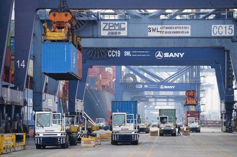 Kesibukan aktivitas bongkar muat kontainer tampak tak surut di Jakarta International Container Terminal (JICT), Tanjung Priok, Jakarta, Rabu (09/07/2025).