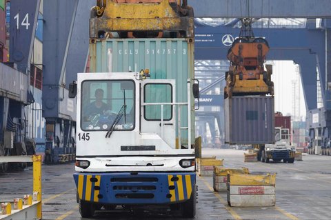 Kesibukan aktivitas bongkar muat kontainer tampak tak surut di Jakarta International Container Terminal (JICT), Tanjung Priok, Jakarta, Rabu (09/07/2025).
