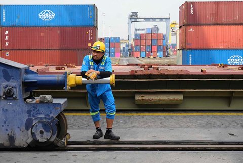 Kesibukan aktivitas bongkar muat kontainer tampak tak surut di Jakarta International Container Terminal (JICT), Tanjung Priok, Jakarta, Rabu (09/07/2025).