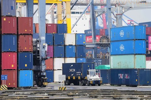 Kesibukan aktivitas bongkar muat kontainer tampak tak surut di Jakarta International Container Terminal (JICT), Tanjung Priok, Jakarta, Rabu (09/07/2025).