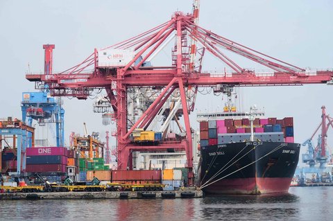 Kesibukan aktivitas bongkar muat kontainer tampak tak surut di Jakarta International Container Terminal (JICT), Tanjung Priok, Jakarta, Rabu (09/07/2025).