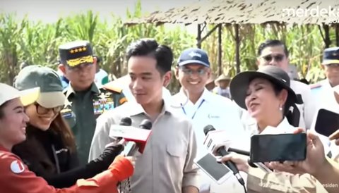 Ketika Dua Anak Presiden Kerja Bareng di Kebun Tebu